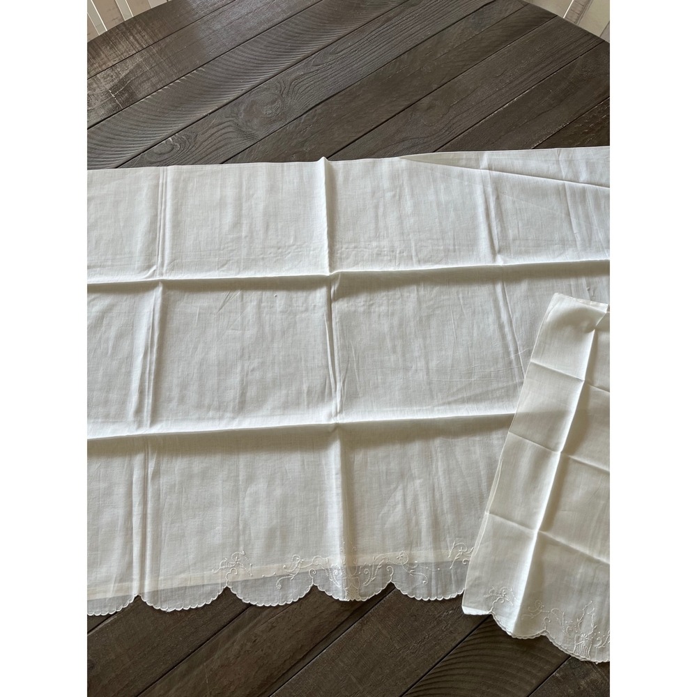 Vintage White Linen Hand Embroidered Scalloped Table Runner Dresser Scarf 35x17